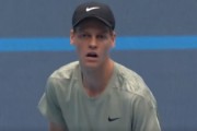 🎾中网男单第一轮：世界排名第一辛纳2-1逆转战胜贾里